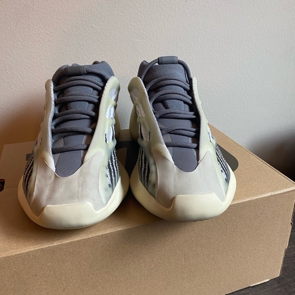 Size 8 1/2
Barely worn
Willing to negotiate
Dm if interested - Picture 6 of 6